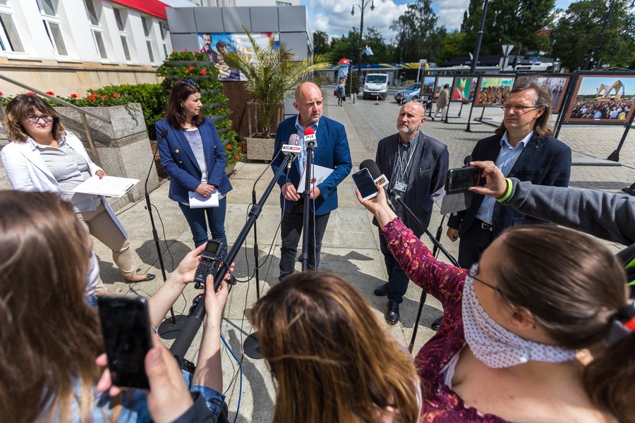 Konferencja prasowa marszałka Piotra Całbeckiego dotycząca wsparcia dla organizacji pozarządowych w ramach naszego pakietu antykryzysowego, fot. Szymon Zdziebło/tarantoga.pl dla UMWKP