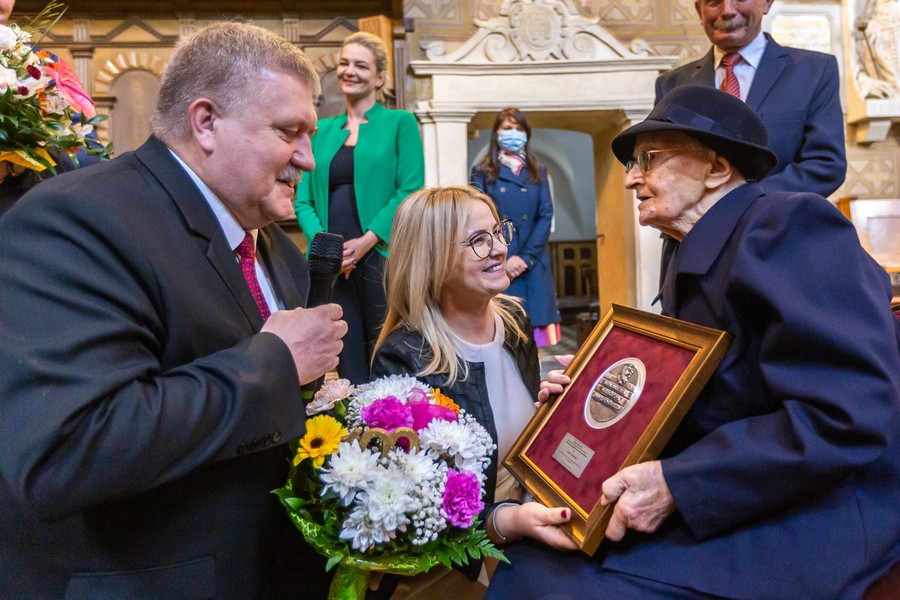 Uroczystość wręczenia medalu stuletniej Zofii Rudzińskiej, fot. Szymon Zdziebło/tarantoga.pl dla UMWKP