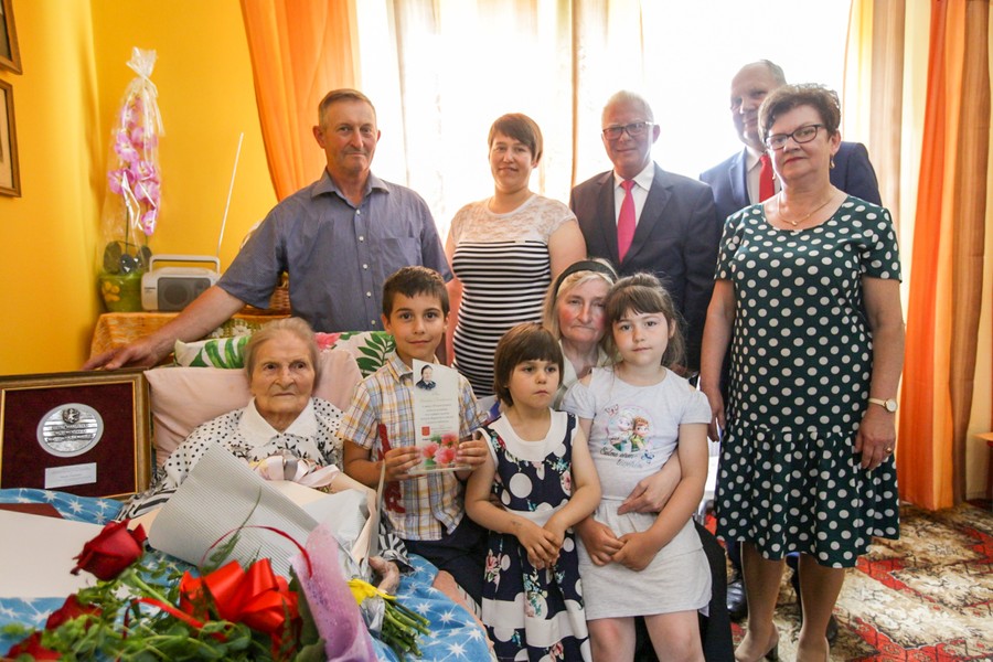 Stuletnia Wanda Frankiewicz odebrała medal Unitas Durat Palatinatus Cuiaviano-Pomeraniensis z rąk wicemarszałka Zbigniewa Sosnowskiego, fot. Szymon Zdziebło tarantoga.pl dla UMWKP