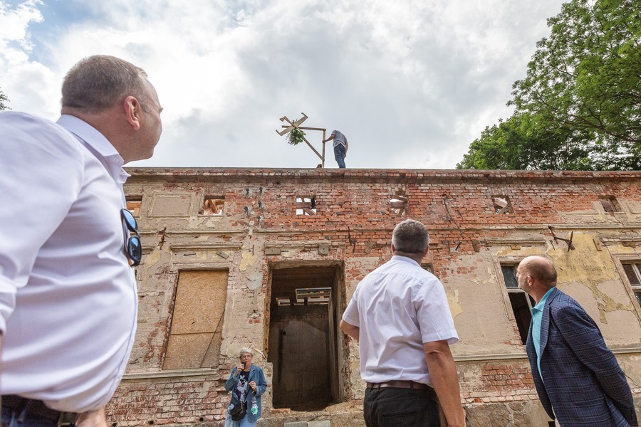 Uroczystość zawieszenia wiechy na dachu odbudowywanego dworku w Dusocinie, fot. Szymon Zdziebło/tarantoga.pl dla UMWKP