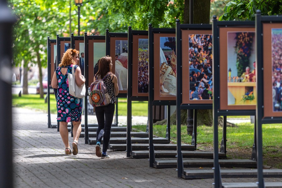 Wystawa w rocznicę wizyty Jana Pawłą II, fot. Szymon Zdziebło tarantoga.pl/UMWKP Wystawa w rocznicę wizyty Jana Pawłą II, fot. Szymon Zdziebło tarantoga.pl/UMWKP