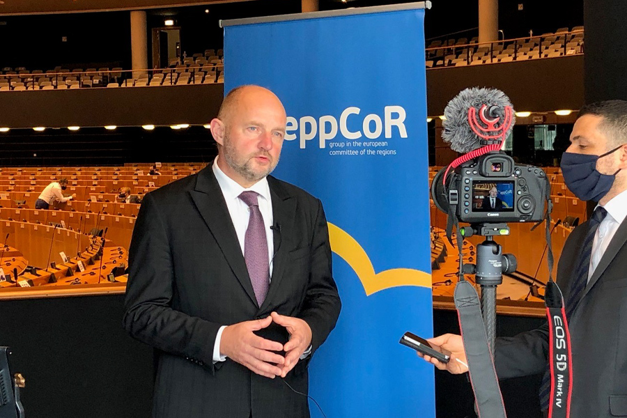 Marszałek Piotr Całbecki udziela wywiadu podczas przerwy w obradach sesji plenarnej Komitetu Regionów, fot. Mieszko Matusiak/UMWKP