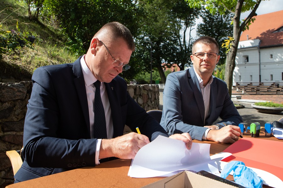 Wręczenie umów, fot. Mikołaj Kuras dla UWMKP