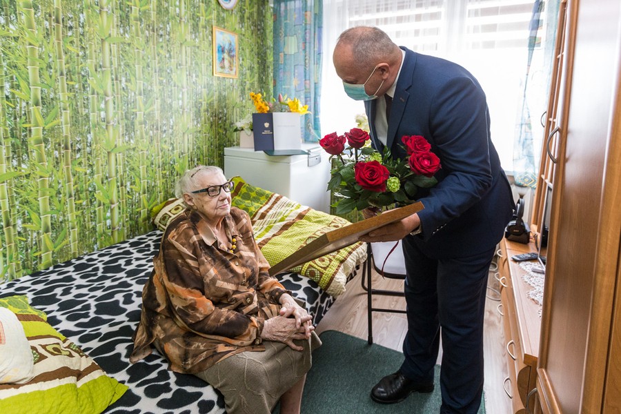 Do grona rówieśników Niepodległej uhonorowanych medalem Unitas Durat Palatinatus Cuiaviano-Pomeraniensis dołączyła stuletnia Irena Kazanecka z Torunia, fot. Szymon Zdziebło tarantoga.pl dla UMWKP