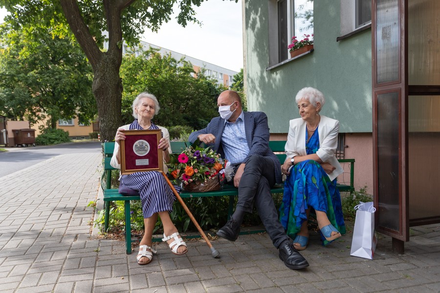 Do grona rówieśników Niepodległej uhonorowanych medalem Unitas Durat Palatinatus Cuiaviano-Pomeraniensis dołączyła stuletnia Anna Kucharzewska z Torunia, fot. Mikołaj Kuras dla UMWKP