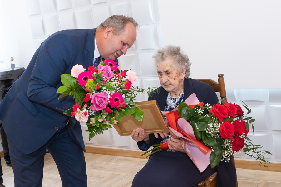 Do grona rówieśników Niepodległej dołączyła stuletnia Felicja Kreft, fot. Mikołaj Kuras dla UMWKP