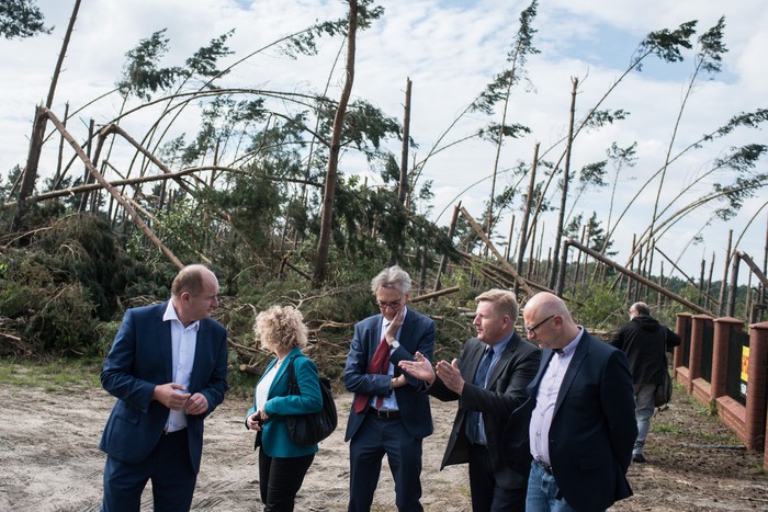 Wrzesień 2017, Christopher Todd i marszałek Piotr Całbecki wizytują zniszczone w wyniku nawałnicy północne tereny województwa, fot. Tymon Markowski dla UMWKP Wrzesień 2017, Christopher Todd i marszałek Piotr Całbecki wizytują zniszczone w wyniku nawałnicy północne tereny województwa, fot. Tymon Markowski dla UMWKP