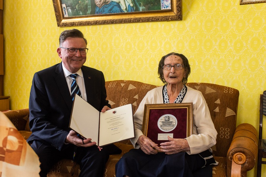 Do grona rówieśników Niepodległej uhonorowanych medalem Unitas Durat Palatinatus Cuiaviano-Pomeraniensis dołączyła stuletnia Stefania Gindera z Bydgoszczy, fot. Filip Kowalkowski dla UMWKP