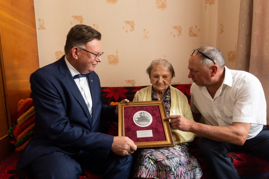 Medal Unitas Durat Palatinatus Cuiaviano-Pomeraniensis wręczył nestorce wicemarszałek Zbigniew Sosnowski, fot. Filip Kowalkowski dla UMWKP