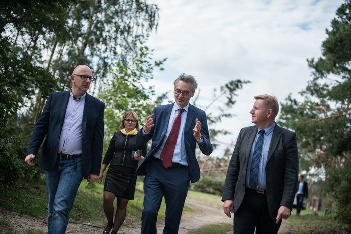 Wrzesień 2017, Christopher Todd i marszałek Piotr Całbecki wizytują zniszczone w wyniku nawałnicy północne tereny województwa, fot. Tymon Markowski dla UMWKP Wrzesień 2017, Christopher Todd i marszałek Piotr Całbecki wizytują zniszczone w wyniku nawałnicy północne tereny województwa, fot. Tymon Markowski dla UMWKP