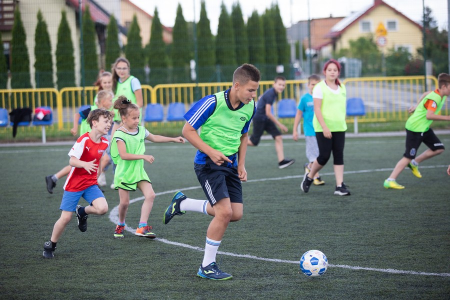 Zajęcia ruchowe dla dzieci i młodzieży w ramach wakacyjnej e-Szkoły, fot. Mikołaj Kuras dla UMWKP