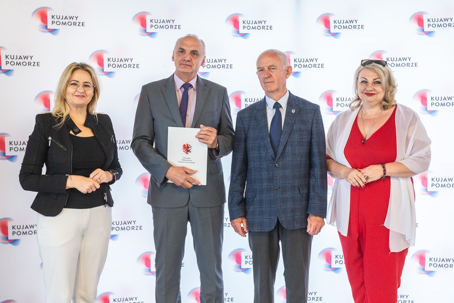 Podpisanie umów, fot. Szymon Zdziebło/www.tarantoga.pl dla UMWKP