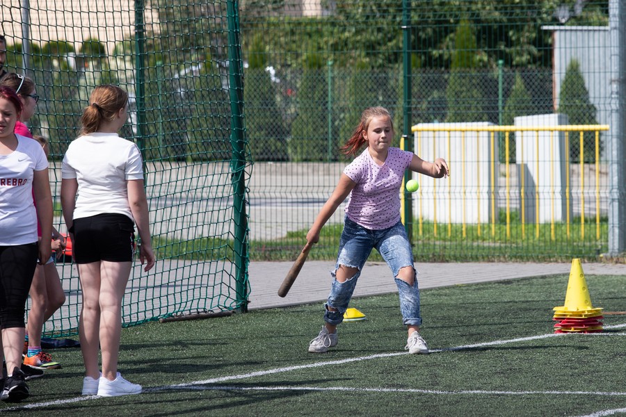 Gra w palanta w ramach zajęć wychowania fizycznego w wakacyjnej e-Szkole, fot. Mikołaj Kuras dla UMWK-P