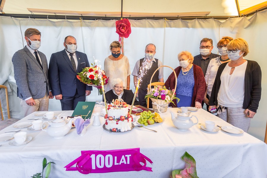 Do grona rówieśników Niepodległej uhonorowanych medalem Unitas Durat Palatinatus Cuiaviano-Pomeraniensis dołączyła stuletnia Joanna Ziółkowska, fot. Szymon Zdziebło tarantoga.pl dla UMWKP
