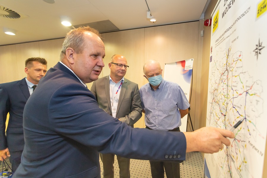 Uroczyste podpisanie umowy na remont drogi wojewódzkiej nr 534 na odcinku Cetki-Rypin, fot. Mikołaj Kuras dla UMWKP