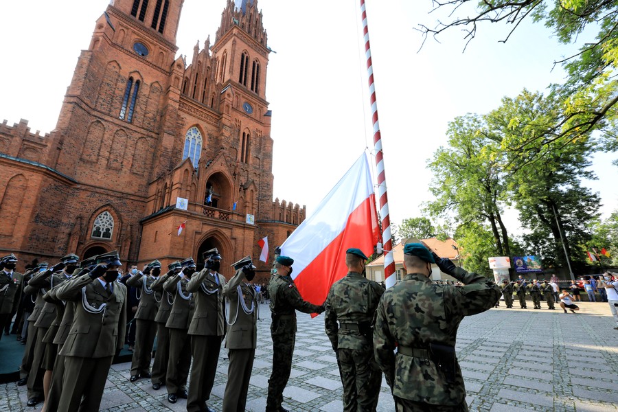 Obchody setnej rocznicy Cudu nad Wisłą - oficjalne uroczystości z ceremoniałem wojskowym przed Bazyliką Katedralną we Włocławku, fot. Sławomir Kowalski, tarantoga.pl dla UMWKP