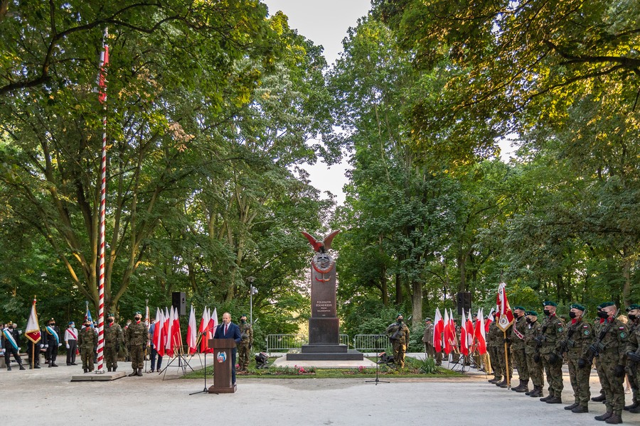 Obchody setnej rocznicy Cudu nad Wisłą – odsłonięcie Pomnika Poległych Żołnierzy Wojsk Balonowych na toruńskim Bydgoskim Przedmieściu, fot. Szymon Zdziebło/tarantoga.pl dla UMWKP
