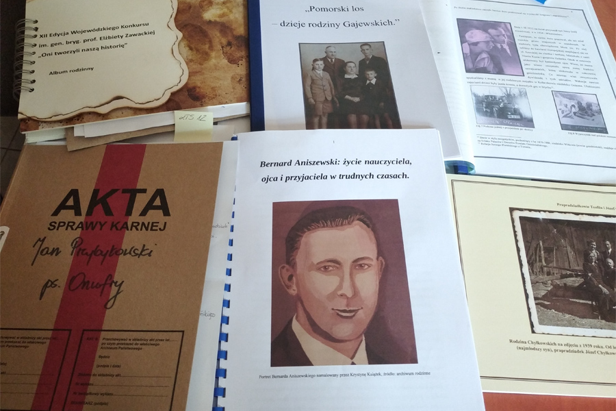 Prace nadesłane na tegoroczny konkurs ,,Oni tworzyli naszą historię”, fot. Kamila Łajczak/UMWK-P