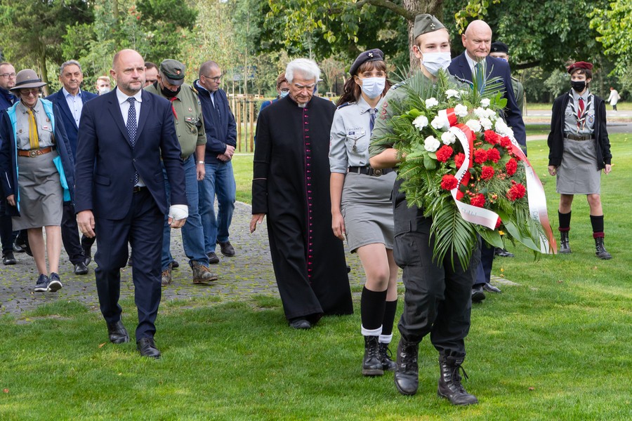 Złożenie kwiatów pod pomnikiem Ofiar Zbrodni Pomorskiej 1939, fot. Mikołaj Kuras dla UMWKP