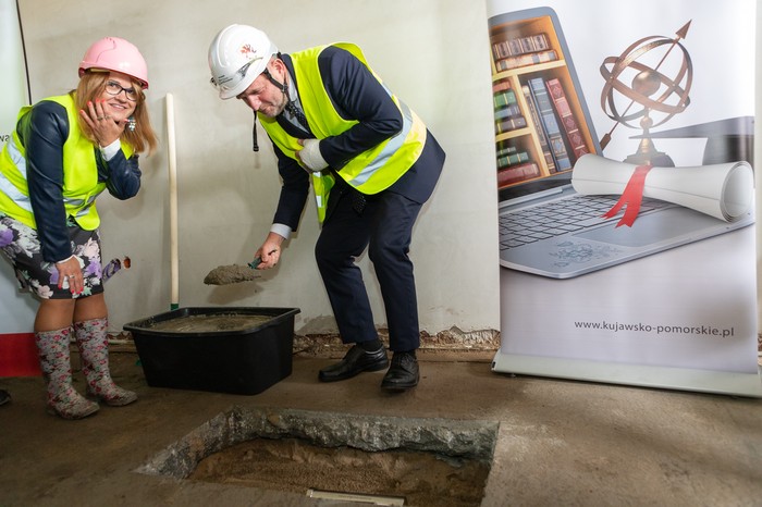 Wmurowanie kamienia węgielnego pod rozbudowę ośrodka, po prawej marszałek Piotr Całbecki; fot. Mikołaj Kuras dla UMWKP