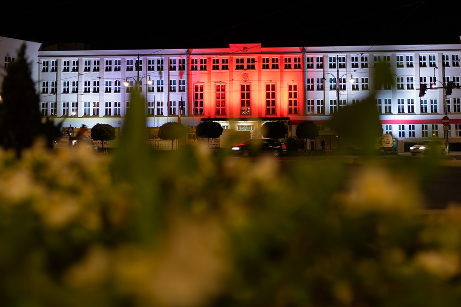 Urząd Marszałkowski w barwach wolnej Białorusi, fot. Mikołaj Kuras dla UMWKP