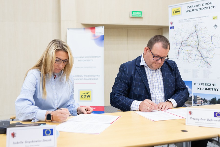 Uroczystość podpisania umowy na przebudowę drogi wojewódzkiej nr 255 na odcinku pomiędzy Pakością i Jankowem w powiecie inowrocławskim, fot. Mikołaj Kuras dla UMWKP
