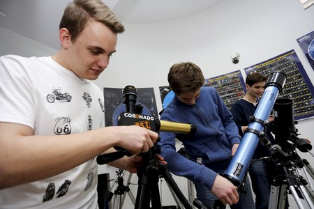 Uczniowie podczas zajęć w Astrobazie w Radziejowie, fot. Mikołaj Kuras dla UMWKP