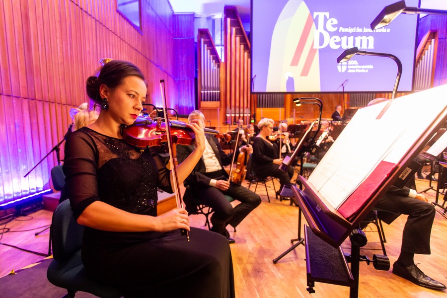 Koncert papieski w Filharmonii Pomorskiej, podczas którego odbyło się prawykonanie „Te Deum” Krzysztofa Herdzina, fot. Filip Kowalkowski dla UMWKP