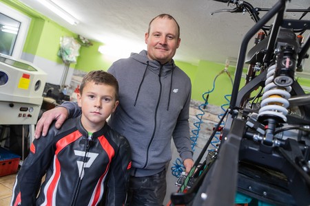 Miłosz Pawlikowski z synem Szymonem podczas przygotowywania motocykla, fot. Mikołaj Kuras dla UMWKP