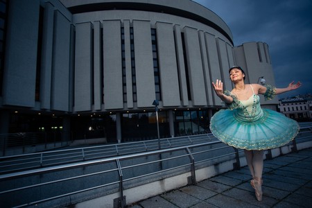 Olessia Denissova w obiektywie Filipa Kowalkowskiego, w tle bryła Opery Nova