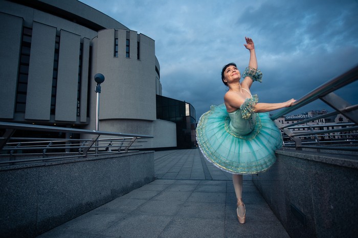 Olessia Denissova w obiektywie Filipa Kowalkowskiego, w tle bryła Opery Nova, fot. Filip Kowalkowski dla UMWKP