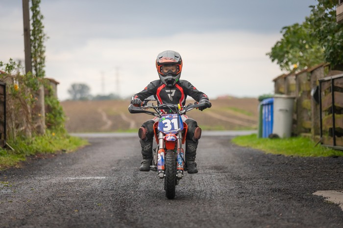 Szymon Pawlikowski na pit bike'u, fot. Mikołaj Kuras dla UMWKP
