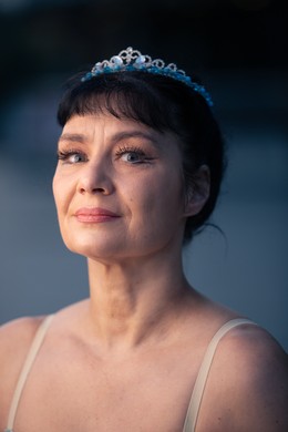 Olessia Denissova w obiektywie Filipa Kowalkowskiego, w tle bryła Opery Nova, fot. Filip Kowalkowski dla UMWKP