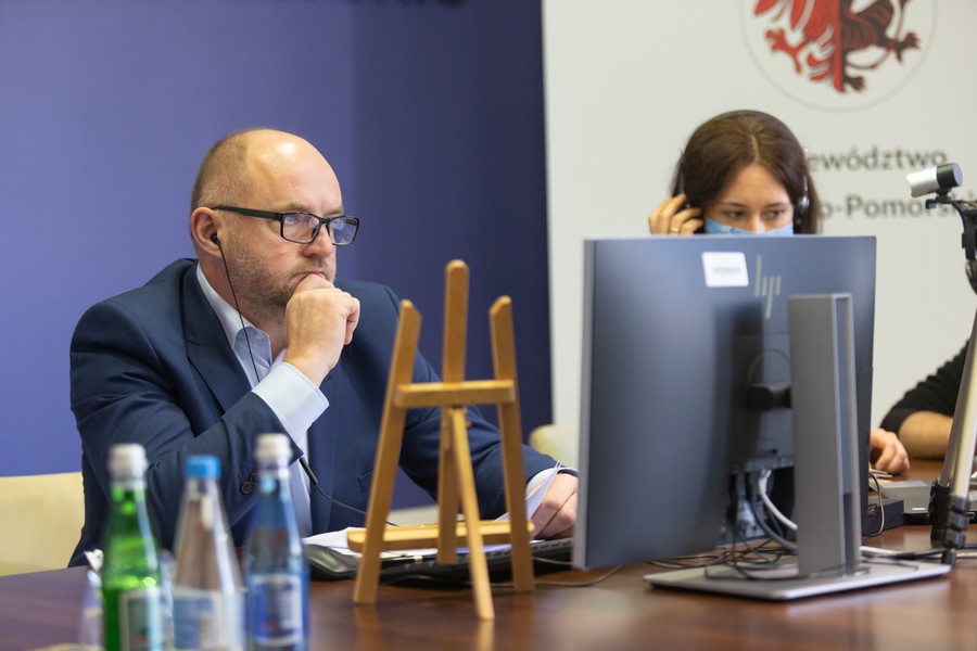 Marszałek Piotr Całbecki podczas debaty, fot. Mikołaj Kuras dla UMWKP