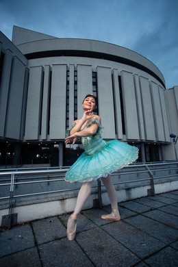 Olessia Denissova w obiektywie Filipa Kowalkowskiego, w tle bryła Opery Nova, fot. Filip Kowalkowski dla UMWKP