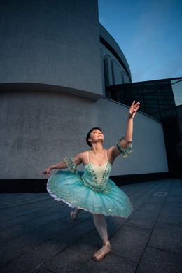 Olessia Denissova w obiektywie Filipa Kowalkowskiego, w tle bryła Opery Nova, fot. Filip Kowalkowski dla UMWKP