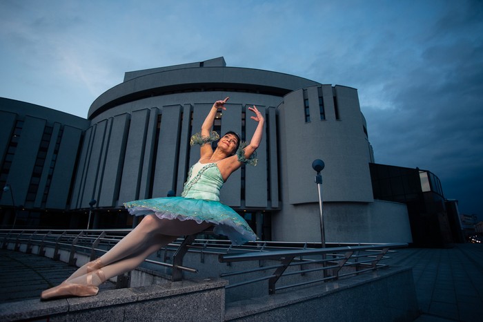 Olessia Denissova w obiektywie Filipa Kowalkowskiego, w tle bryła Opery Nova, fot. Filip Kowalkowski dla UMWKP