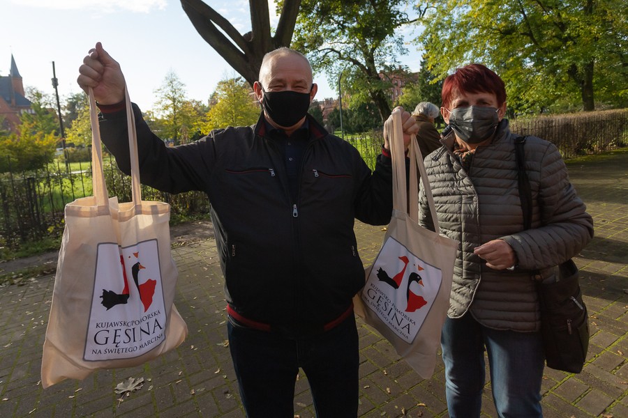 Rozdawanie gęsich tuszek w Toruniu, fot. Mikołaj Kuras dla UMWKP