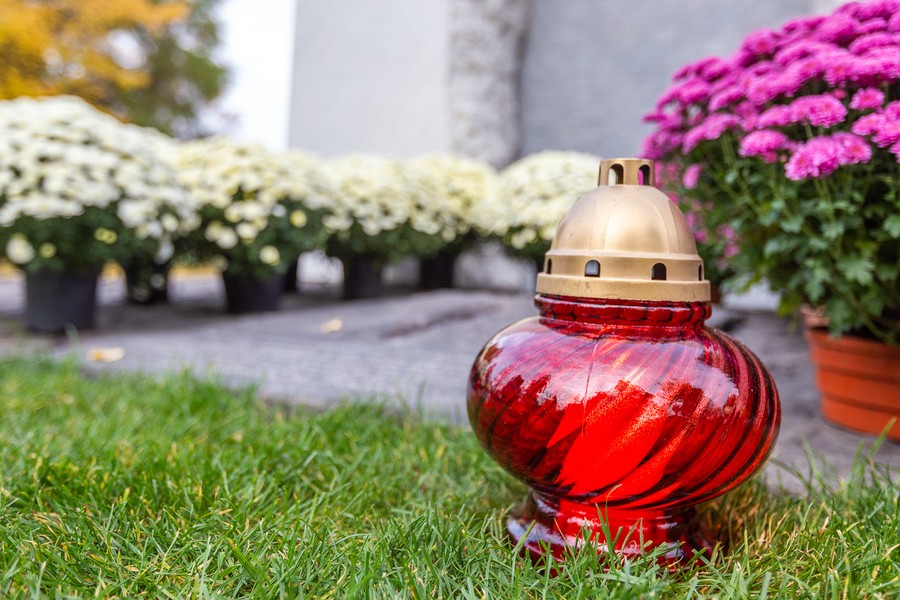 Marszałek Piotr Całbecki i towarzyszące mu osoby zapalają znicze pod pomnikiem Pamięci Ofiar Zbrodni Pomorskiej 1939, fot. Szymon Zdzieblo/tarantoga.pl dla UMWKP