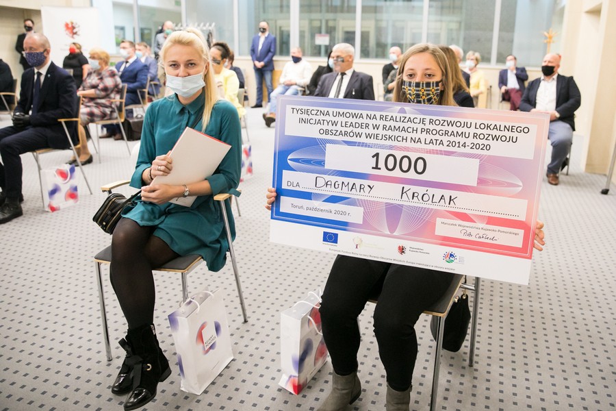 Wręczenie umów PROW w Urzędzie Marszałkowskim, fot. Andrzej Goiński dla UMWKP