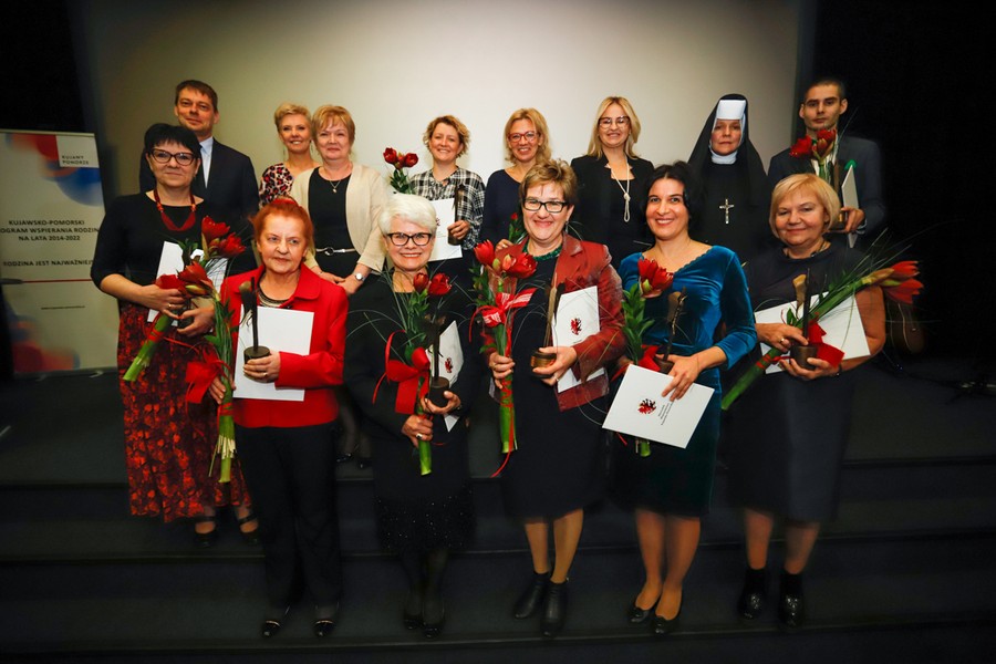 Na zdjęciu laureaci nagrody zarządu województwa dla osób wyróżniających się w działalności pomocy społecznej „Stalowy Anioł” za rok 2019. Fot. Mikołaj Kuras dla UMWK-P