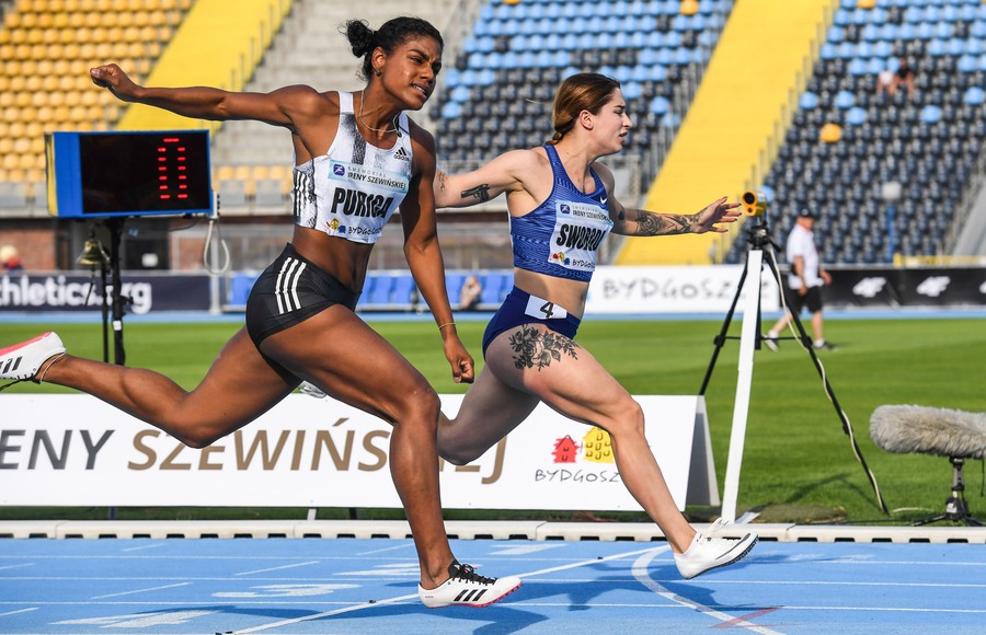 Lekkoatletki w trakcie biegu na stadionie Zawisza im. Zdzisława Krzyszkowiaka w Bydgoszczy, fot. Paweł Skraba