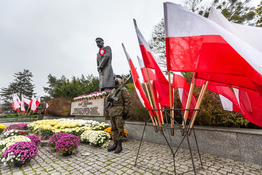 Uroczystość Narodowego Święta Niepodległości w Toruniu, fot. Szymon Zdziebło/tarantoga.pl dla UMWKP
