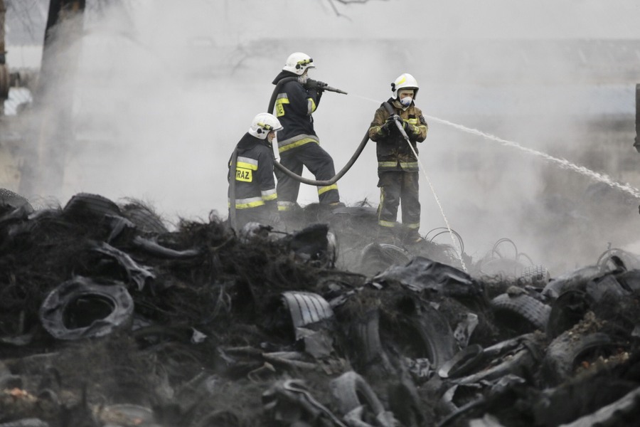 Dogaszanie pogorzeliska w Raciniewie, fot. Andrzej Goiński/UMWKP