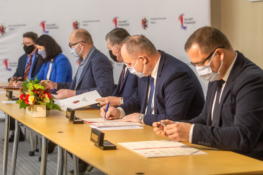 Uroczystość podpisania listów intencyjnych w sprawie współpracy przy budowie ronda i obwodnicy Golubia-Dobrzynia, fot. Szymon Zdziebło tarantoga.pl dla UMWKP