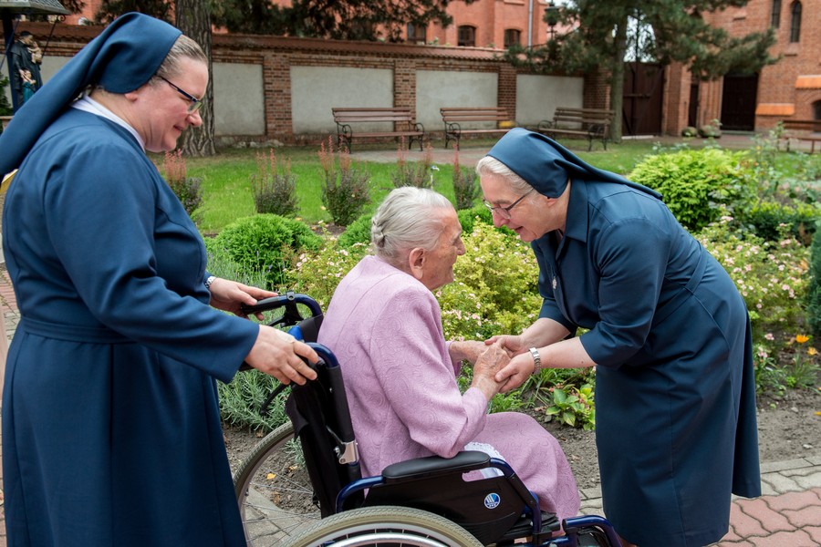 Pani Elżbieta Rogala jest podopieczną Domu Pomocy Społecznej w Chełmnie, fot. Łukasz Piecyk dla UMWKP