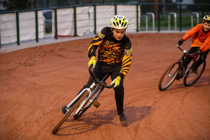 Radosław Morawiak podczas treningu na torze speedrowerowym, fot. Filip Kowalkowski dla UMWKP