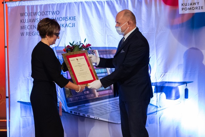 Ewa Furman odbiera dyplom honorowy z rak marszałka Piotra Całbeckiego, fot. Mikołaj Kuras dla UMWKP
