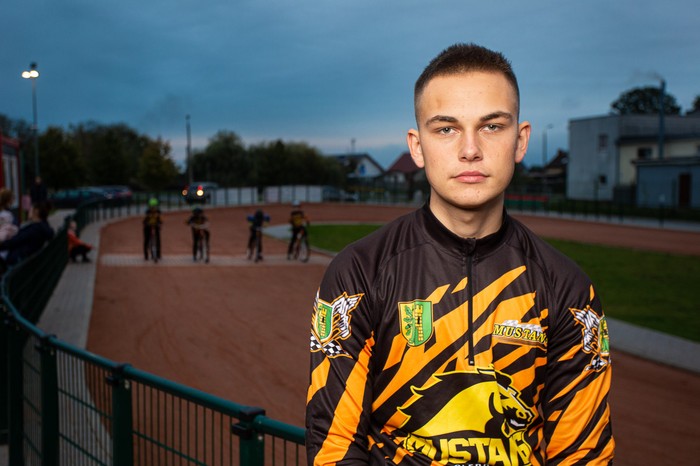 Radosław Morawiak, w tle tor do speedrowera, fot. Filip Kowalkowski dla UMWKP