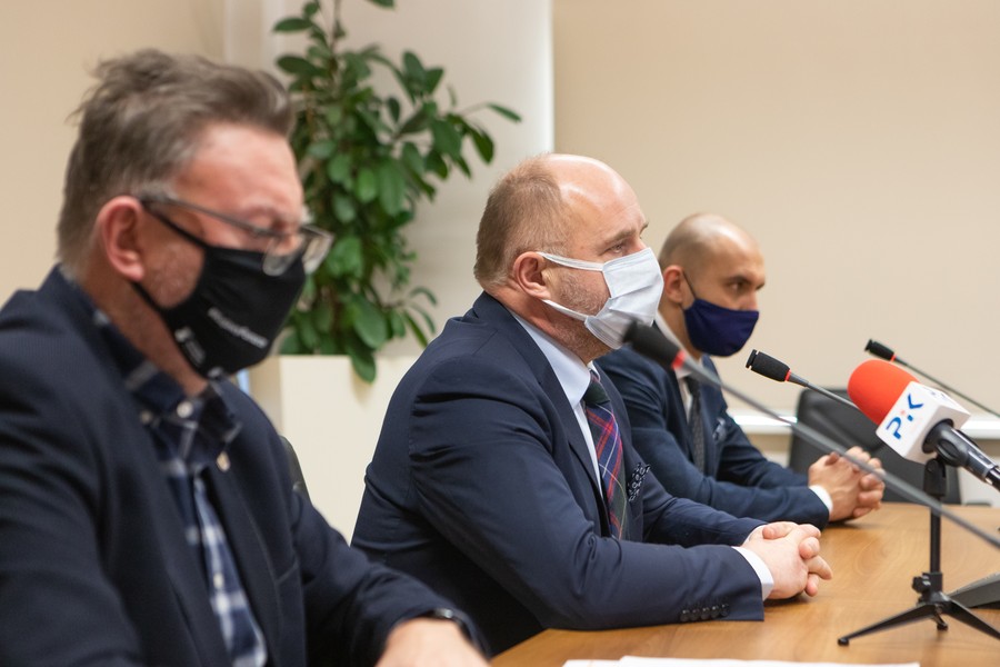 Konferencja prasowa marszałka Piotra Całbeckiego z udziałem wicemarszałka Zbigniewa Ostrowskiego i przedstawiciela branży gastronomicznej Remigiusza Wenglera, fot. Mikołaj Kuras dla UMWKP